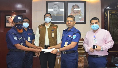 ৫ কনষ্টেবলকে ল্যাম্পগ্রান্ট বিলের চেক প্রদান করলেন নারায়ণগঞ্জ এসপি