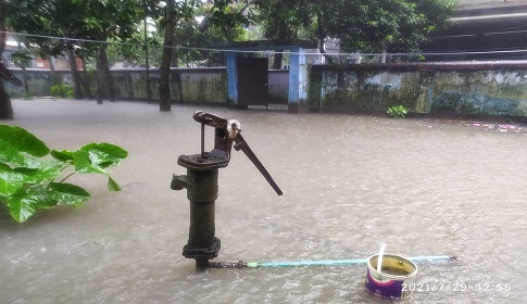 সাতক্ষীরায় অতিবৃষ্টিতে তলিয়ে গেছে পৌরসভাসহ নিম্নাঞ্চল