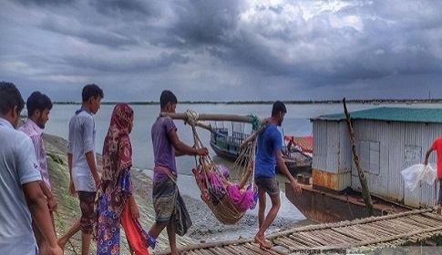 শ্যামনগরে পানিবন্দি কেয়ামনির ট্রলারে সন্তান প্রসব