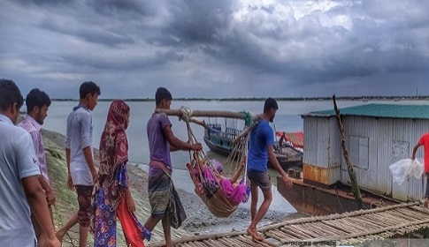 শ্যামনগরে পানিবন্দি কেয়ামনির ট্রলারে সন্তান প্রসব 