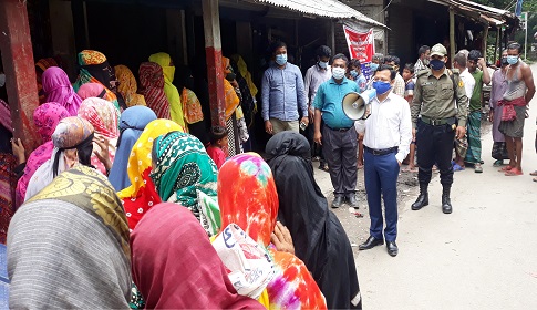 গৌরনদীতে ওএমএসের দোকানে ক্রেতাদের দীর্ঘ লাইন