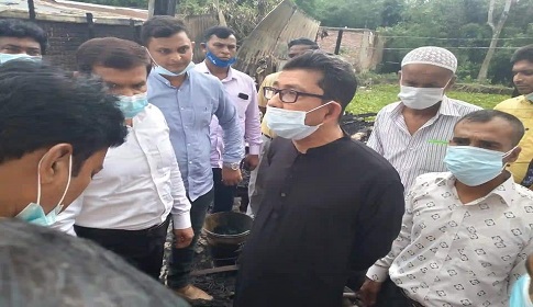 জাজিরায় অগ্নিকাণ্ডে ৬ দোকান পুড়ে ছাই, ক্ষতিগ্রস্তদের পাশে সাংসদ অপু