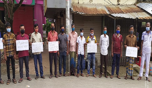 সরকারি সহযোগিতার দাবিতে মাগুরায় দর্জি শ্রমিকদের মানববন্ধন