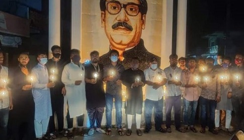 মোমবাতি জ্বালিয়ে বঙ্গবন্ধুসহ আগস্টের শহিদদের স্মরণ করলো সাতক্ষীরা জেলা ছাত্রলীগ