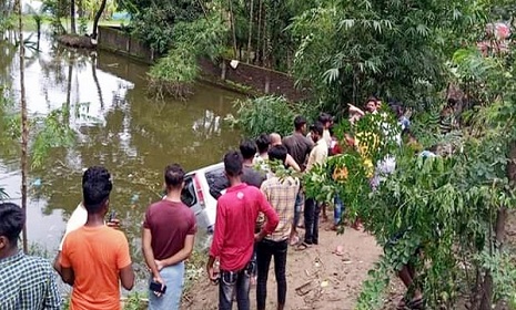 কক্সবাজারে মাইক্রোবাস খাদে পড়ে প্রাণ গেল ৫ জনের