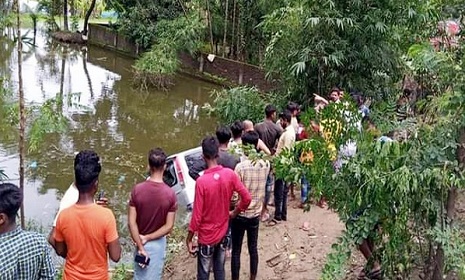 কক্সবাজারে মাইক্রোবাস খাদে পড়ে প্রাণ গেল ৫ জনের