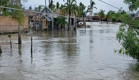 রিংবাঁধ মেরামত না করায় পানিতে থৈ থৈ করছে প্রতাপনগরের পাঁচ গ্রাম