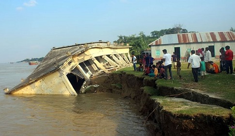 পদ্মায় বিলীন প্রাথমিক বিদ্যালয়ের ভবন