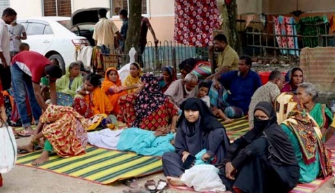 ঠাকুরগাঁও সদর হাসপাতালের বারান্দাতেও ঠাঁই নেই, শিশুরা চিকিৎসা নিচ্ছে গাছ তলায়