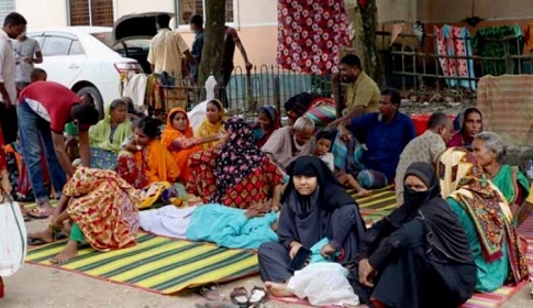 ঠাকুরগাঁও সদর হাসপাতালের বারান্দাতেও ঠাঁই নেই, শিশুরা চিকিৎসা নিচ্ছে গাছ তলায়