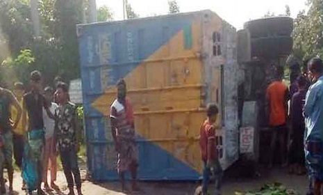 কুমিল্লায় কাভার্ডভ্যান চাপায় নিহত ২