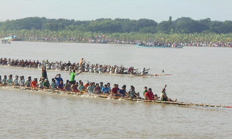 মাগুরার গড়াই নদীতে আছাদুজ্জামান স্মৃতি নৌকাবাইচ প্রতিযোগিতা