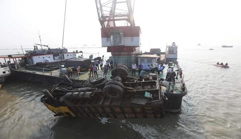 পাটুরিয়ায় ডুবে যাওয়া ফেরি থেকে সব যানবাহন উদ্ধার