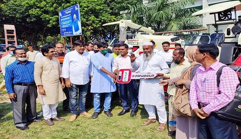 সিংড়ায় কম্বাইন হারভেস্টার মেশিন বিতরণ