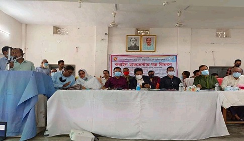 আমতলীতে ৯ কৃষককের মাঝে কম্বাইন হার্বেস্টার মেশিন বিতরণ