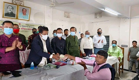 আমতলীতে যুবক-যুবতীদের মাঝে ঋণ বিতরণ