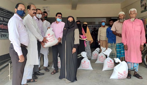 আগৈলঝাড়ায় জাতীয় হেল্প লাইনে খাদ্য সহায়তা পেয়েছে আরও ২০০ দুঃস্থ পরিবার