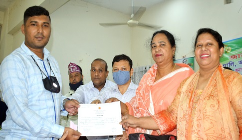 গৌরনদীতে যুবক-যুবতীদের মাঝে সনদ বিতরণ