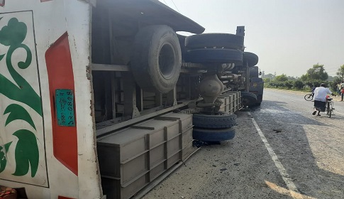 গাজীপুরে বাস উল্টে শিক্ষার্থীসহ দুইজন নিহত