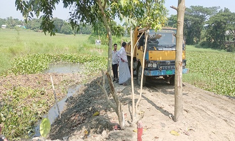 বন্দরে মাটি ভরাট করে খাল দখলের অভিযোগ!
