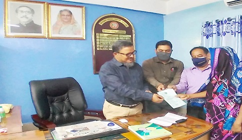 মধুখালীতে প্রতিবন্ধী ভাতার বই বিতরণ