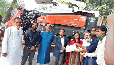 ভৈরবে ধান কাটার কম্বাইন হার্ভেস্টার বিতরণ