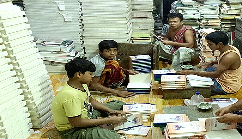 নতুন বই ছাপা-বাঁধাইয়ে ব্যস্ত প্রেসপাড়া