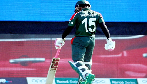 চরম ব্যাটিং বিপর্যয়ে টাইগাররা