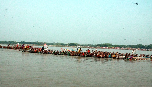 মহম্মদপুরে নৌকাবাইচ প্রতিযোগিতায় লাখো মানুষের ঢল