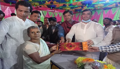 ঠাকুরগাঁওয়ে কালী পুজা উপলক্ষে হতদরিদ্রদের মাঝে বস্ত্র বিতরণ