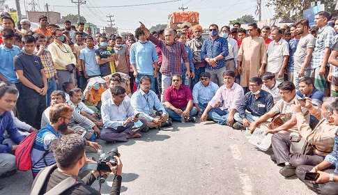 সিরাজগঞ্জে পেশাগত দায়িত্ব পালনের সময় সাংবাদিকের ওপর হামলা, প্রতিবাদে সড়ক অবরোধ