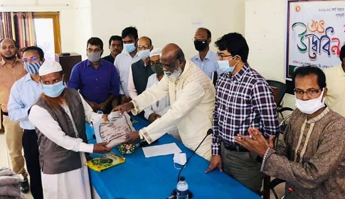 চাটমোহরে ক্ষুদ্র চাষীদের মাঝে বিনামূল্যে বীজ ও সার বিতরণ