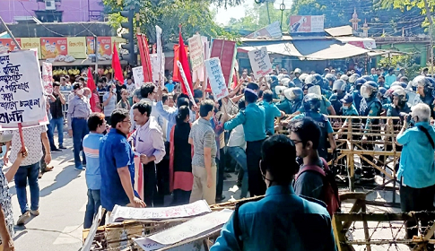 ভাড়া বৃদ্ধির প্রতিবাদে মন্ত্রণালয় ঘেরাওয়ে পুলিশের বাধা