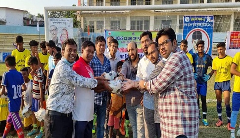ফরিদপুর ফুটবল একাডেমিকে বল প্রদান করল লায়ন্স ক্লাব ফরিদপুর