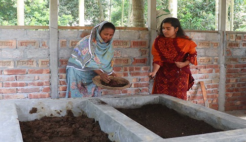 বাণিজ্যিকভাবে কেঁচো সার উৎপাদনে সফল জেসমিন