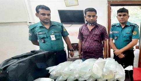 স্যালাইনের প্যাকেটে চোলাই মদ, গ্রেপ্তার ১