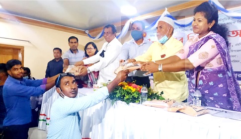 ঈশ্বরদীতে কৃষকদের মাঝে বিনামূল্যে বীজ সার বিতরণ