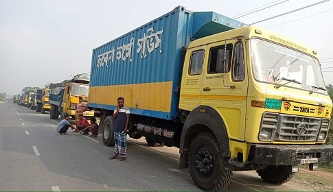 দৌলতদিয়ায় পারের অপেক্ষায় পণ্যবাহী ট্রাকের দীর্ঘ সারি
