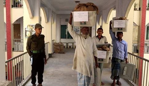 নোয়াখালীর ১৪ ইউনিয়নে নির্বাচনের সরঞ্জাম বিতরণ 