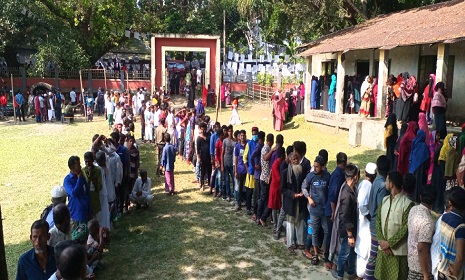 সালথায় উৎসবমুখর পরিবেশে ভোট চলছে
