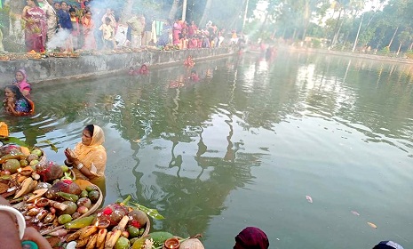 ঈশ্বরদীতে হিন্দু সম্পদায়ের সূর্য্য (ছট) পূজা অনুষ্ঠিত