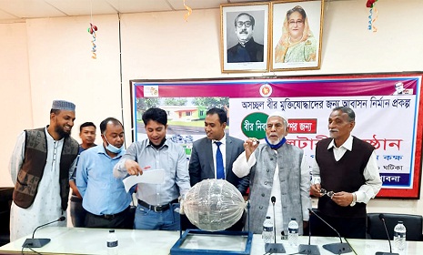 প্রধানমন্ত্রীর ‘ বীর নিবাস’ পাচ্ছেন ঈশ্বরদীর ৬ অস্বচ্ছল বীর মুক্তিযাদ্ধা