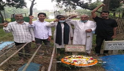 শ্রমিক নেতা কমরেড শফিউদ্দিনের সমাধিতে জেলা ওয়ার্কার্স পার্টির পুষ্পস্তবক অর্পণ