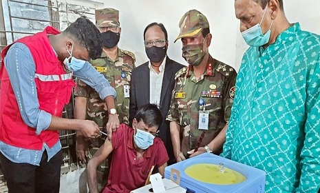 প্রথম দিনে কড়াইল বস্তিতে টিকা পেলেন ৬৩২১ জন