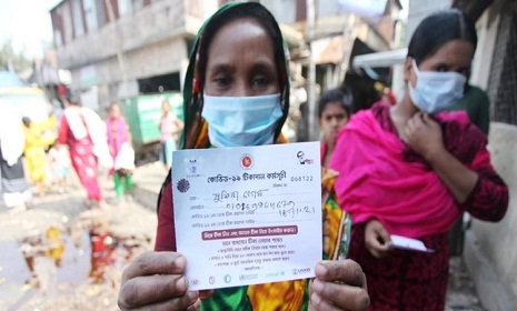 দ্বিতীয় দিনের মতো টিকা নিচ্ছেন কড়াইল বস্তির বাসিন্দারা