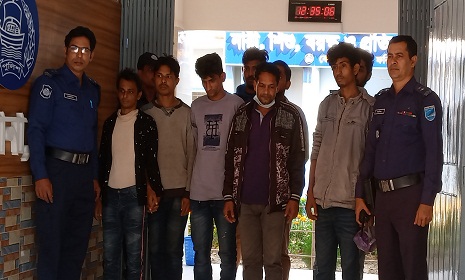 ফরিদপুর থানা পুলিশের হাতে আট দালাল গ্রেফতার