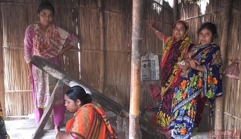 কালের বিবর্তনে হারিয়ে যাচ্ছে গ্রাম বাংলার ঐতিহ্যবাহী ঢেঁকি