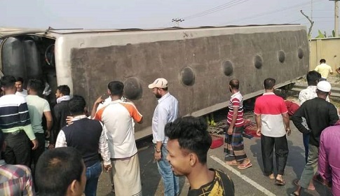 পান খেতে ব্যস্ত চালক, সড়কেই উল্টে গেল বাস