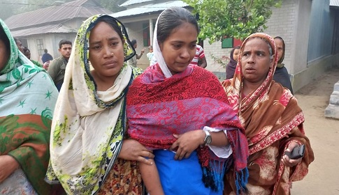 বাবার মরদেহ রেখে পরীক্ষা কেন্দ্রে মেয়ে