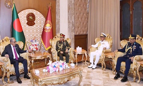 রাষ্ট্রপতির সঙ্গে তিন বাহিনী প্রধানের সাক্ষাৎ